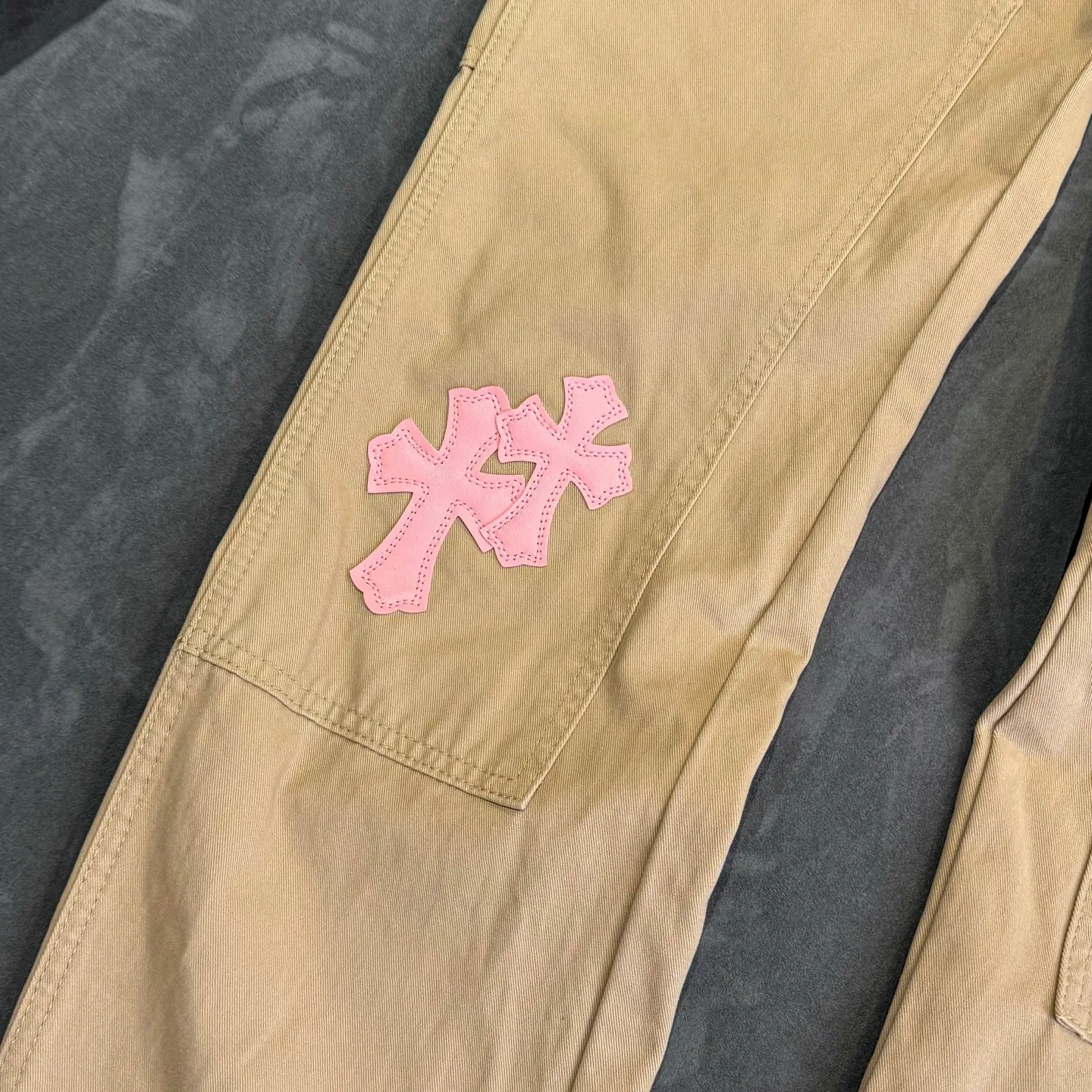 P270 CHROME HEARTS 2025 new khaki logging pink checkerboard cross leather couple style loose jeans Top ceiling quality Styles with different washed textures are very friendly to people with thin legs and thick legs. The straight and loose version is very flattering to the leg shape. The moderate length will never go out of style, easy to match with casually, the basic styling of various styles, a must-have in the wardrobe! The fabric is stiff but also makes the upper body soft without losing texture. The washing process is even more perfect. It is a must-have item for everyone! ! ! Color: Khaki Size: 28/30/32/34 Waist: 75/80/85/90 Knee: 45.5/47/48.5/50 Pants length: 102/104/106/108
